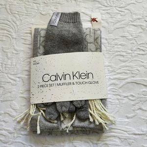 Calvin Klein 2-set Gray knit Scarf and gloves